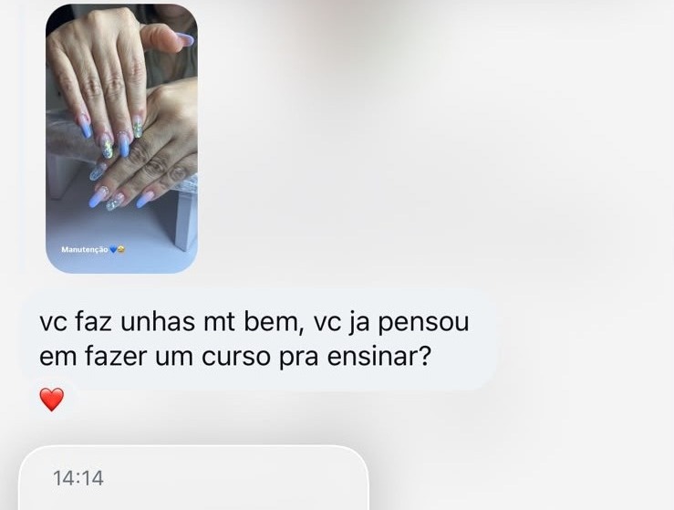 Print real: foto de unhas azuis decoradas e mensagem perguntando se ela já pensou em dar curso de tão bem que faz unhas