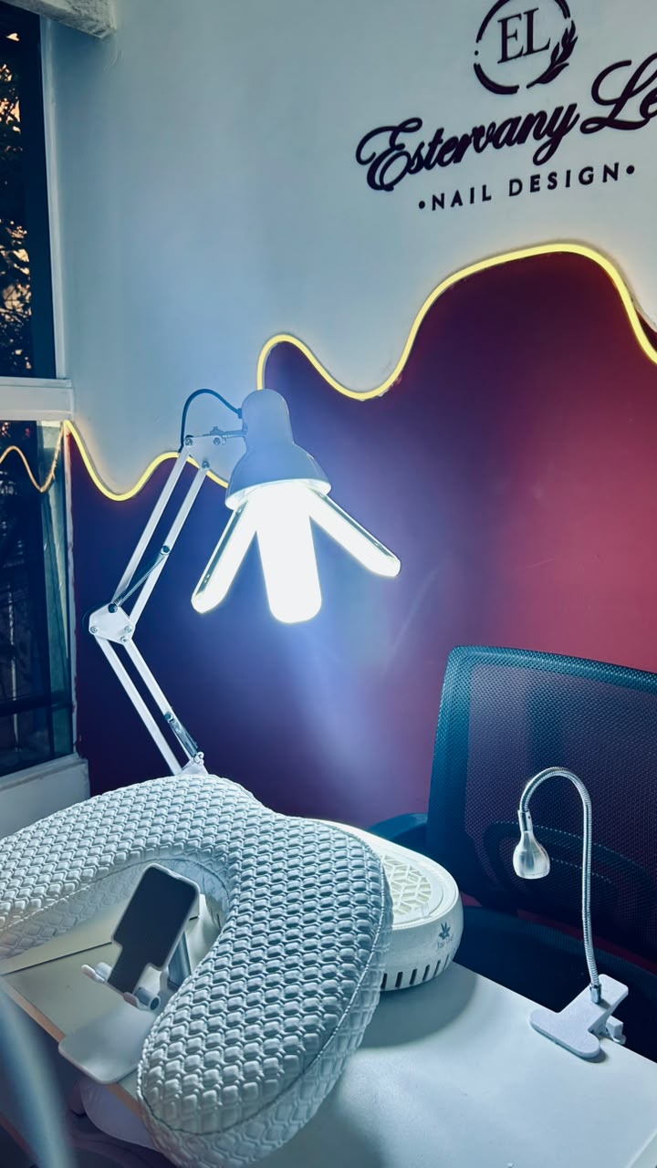 Detalhe da estação de trabalho com iluminação e apoio de mão