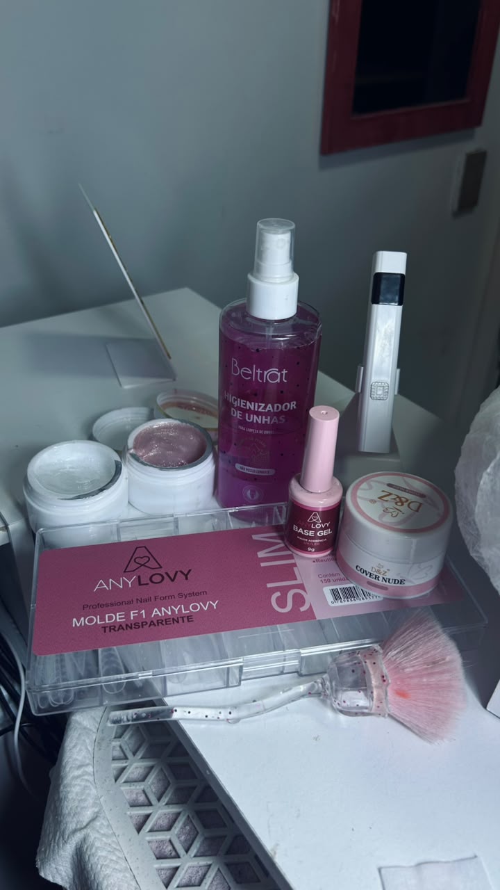 Produtos profissionais usados nos alongamentos: higienizador, molde F1, base em gel e pincel