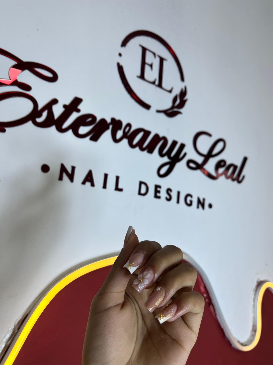 Unhas quadradas nude com francesinha branca, flor 3D branca e filete dourado