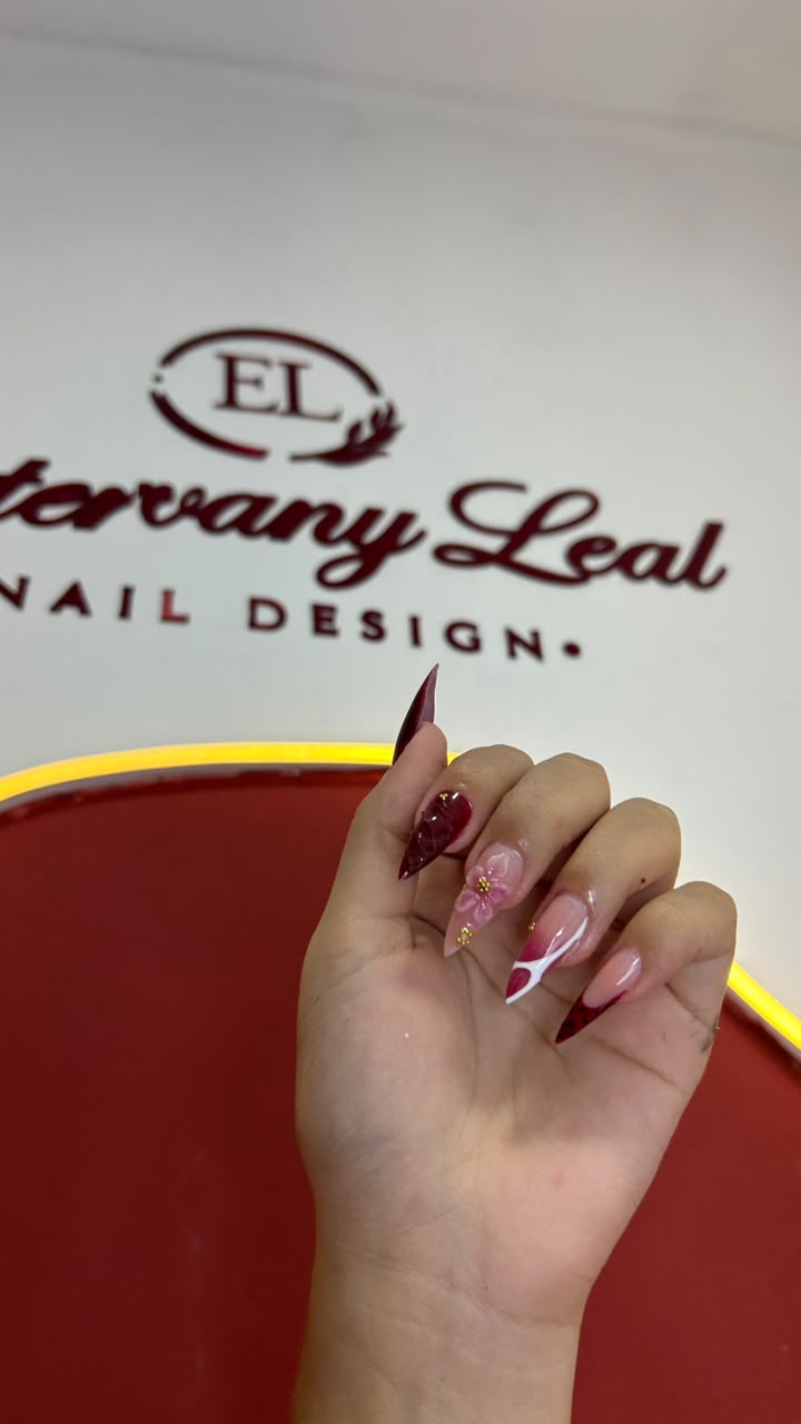 Stiletto alongada em vinho com flor 3D rosa, pedrinhas douradas e francesinha branca